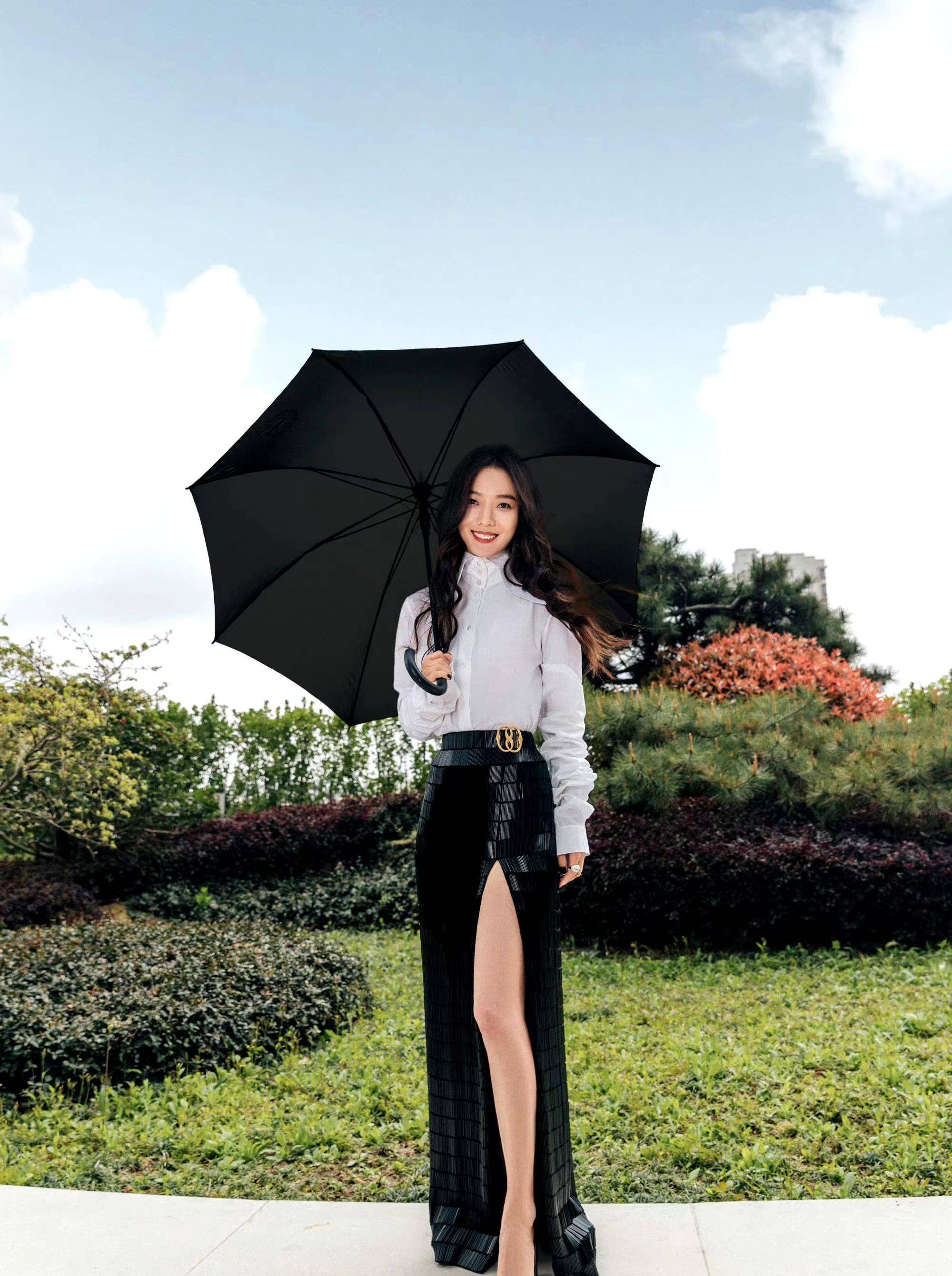 王珞丹品质大典造型发布,白衬衫搭配黑色开叉裙,简约低调又时尚!