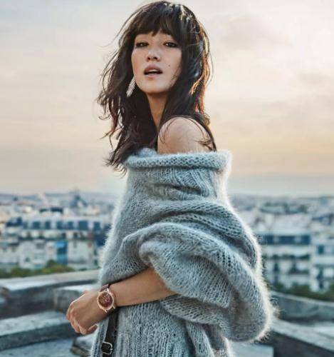 很多网友翻看照片发现,即将迎来六岁生日的巩俐,脸部线条依然非常紧致