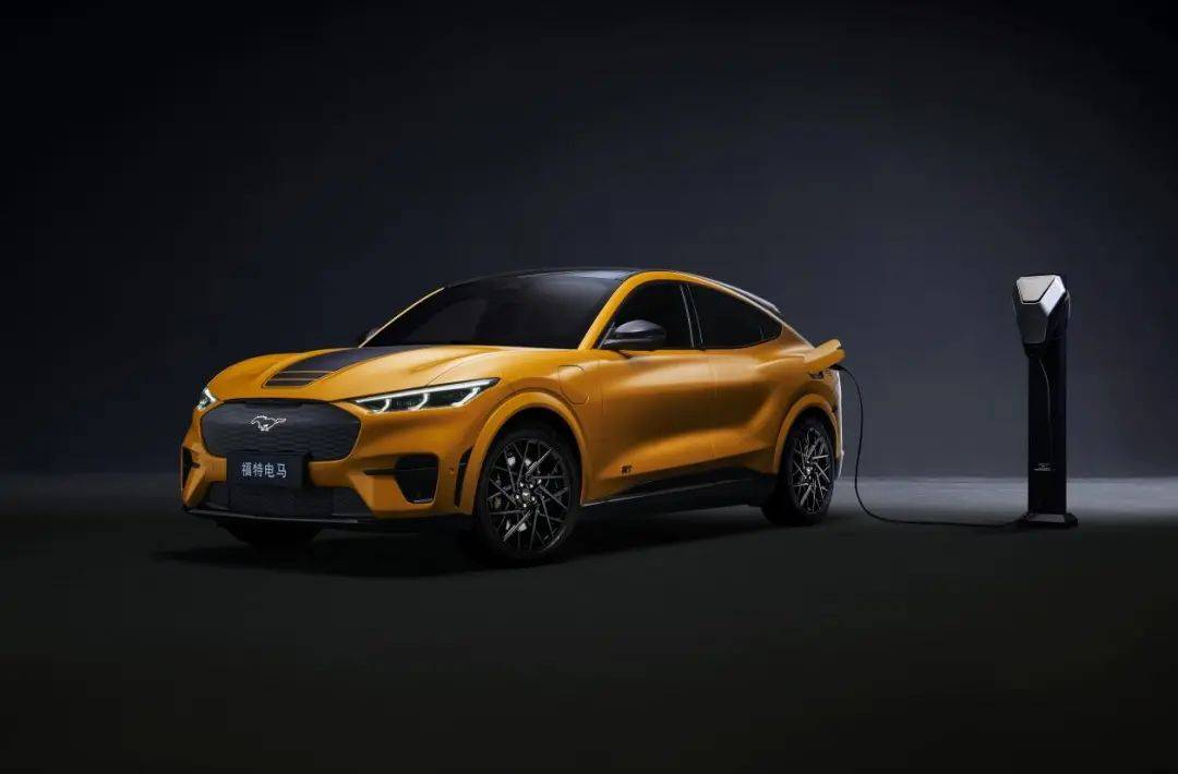 近日,一款纯电性能轿跑suv——2024款福特电马上市,共推出5款车型