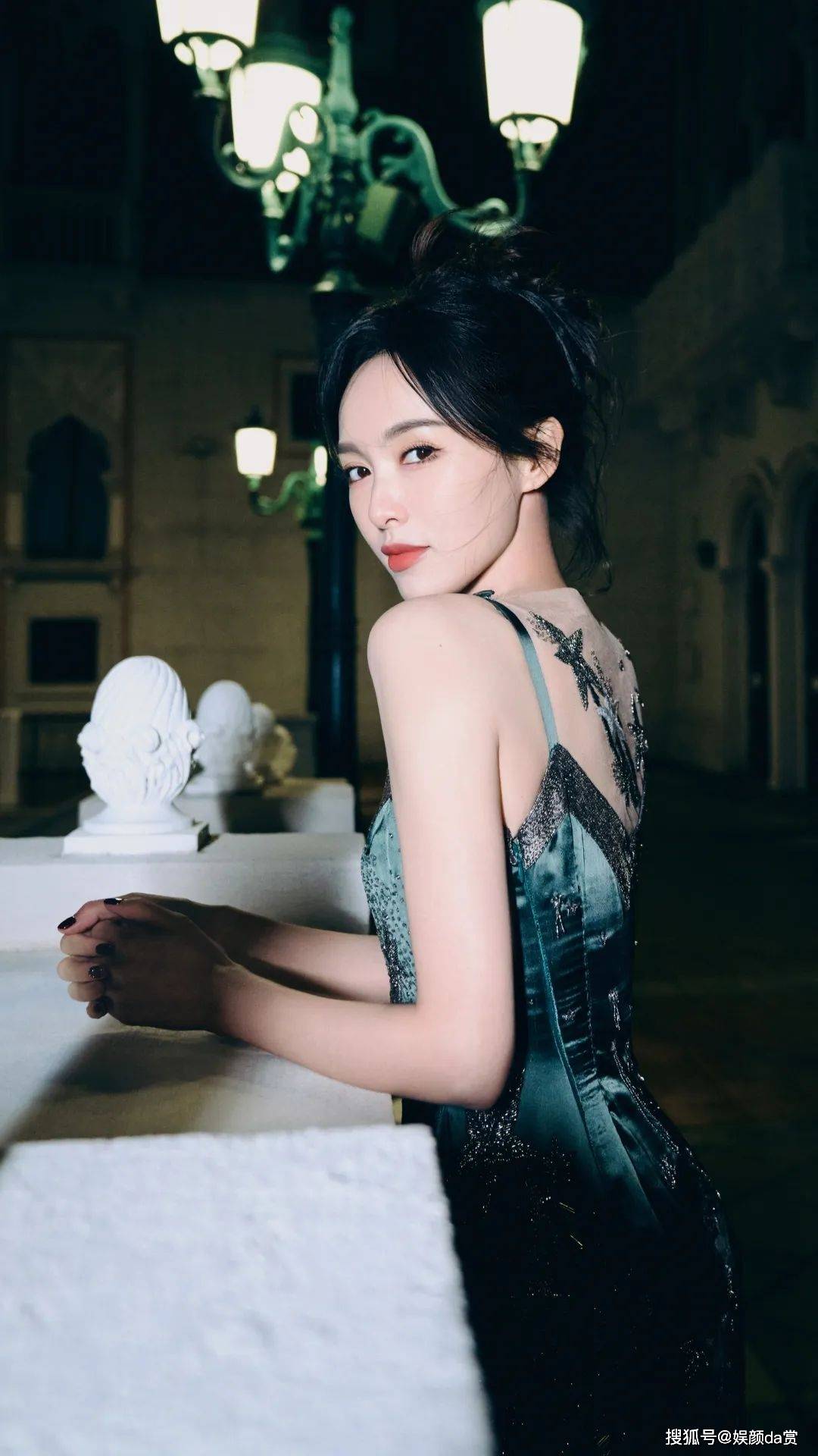 【唐嫣唯美写真】墨绿刺绣吊带裙,温婉俏丽,星光大赏_裙子_造型_长裙