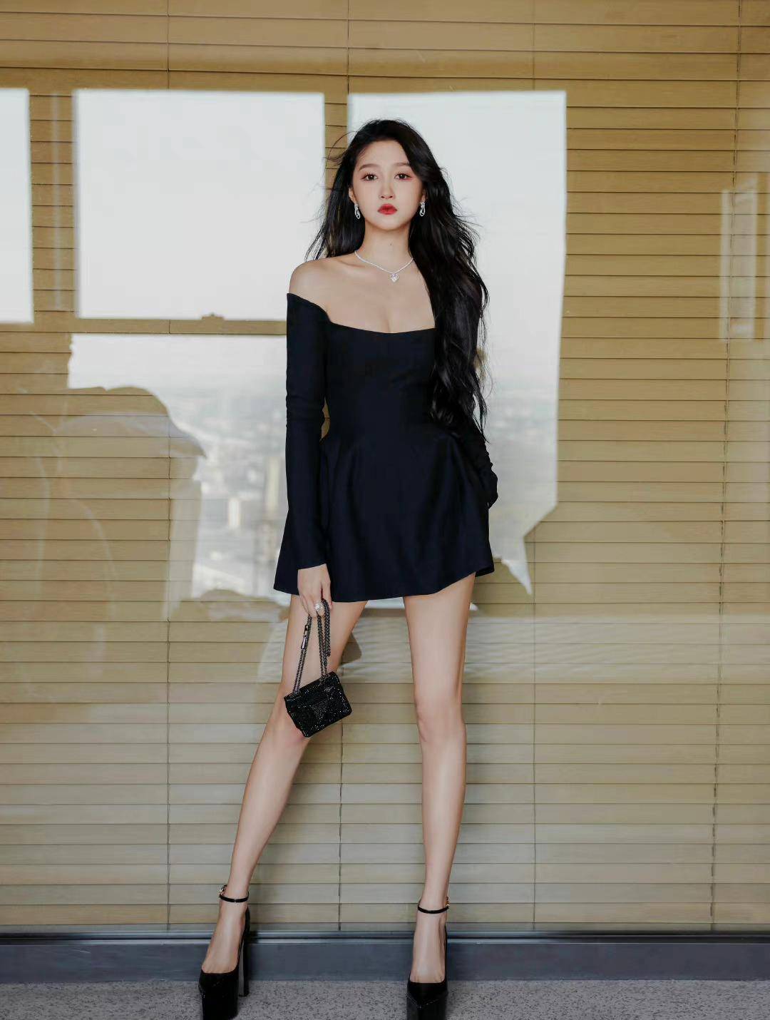 关晓彤微博视界走秀,大长腿引爆全网,网友们直呼:满屏都是腿!