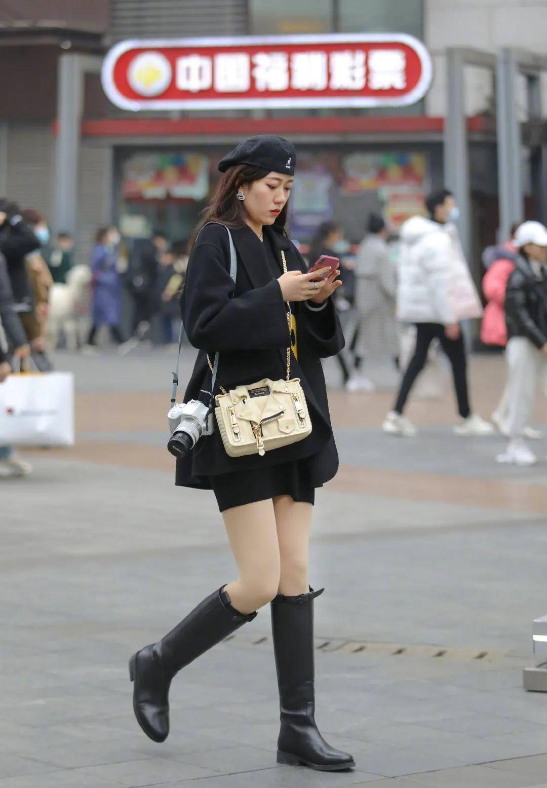 街拍穿搭:冬季也可以"花式"秀腿,时髦又显女性魅力,值得借鉴_黑色