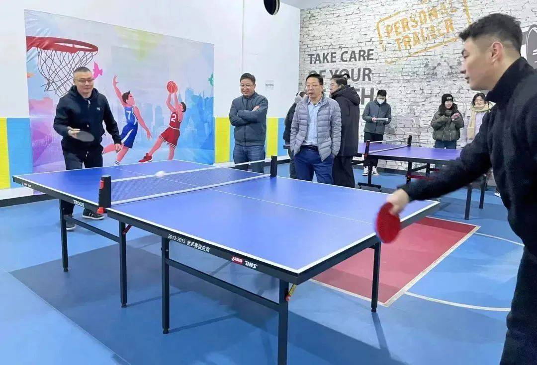 乒乓球旌旗猎猎,热火朝天,现场氛围热烈激扬.