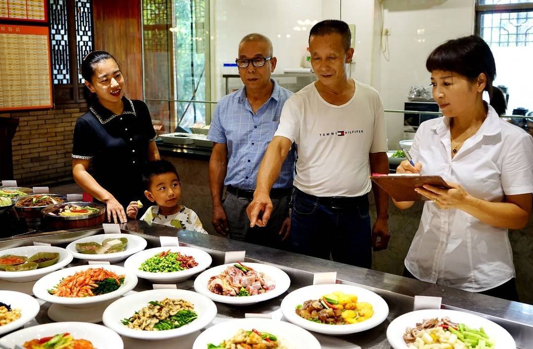 糧策丨商務宴請的酒桌藝術,從座位到敬酒,滿滿都是學問_客人_禮儀