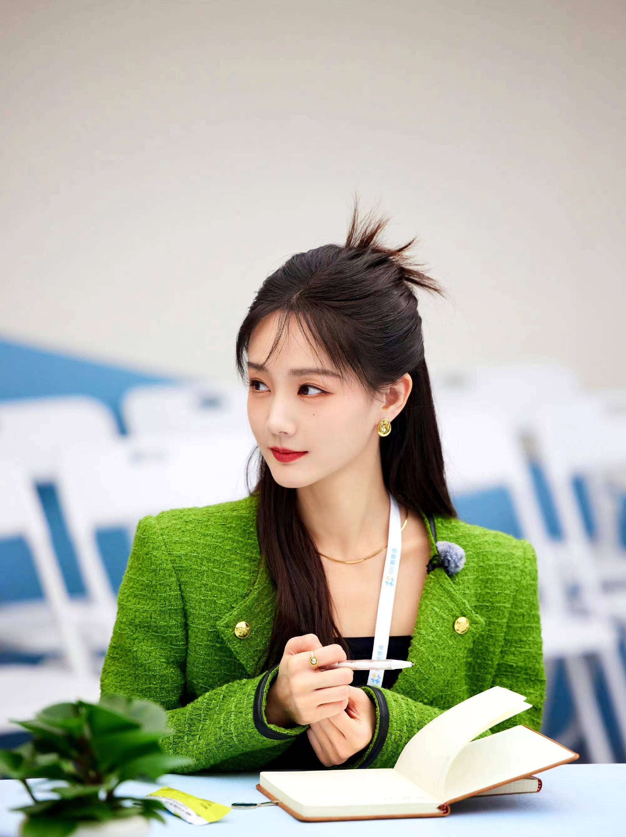李一桐《女子推理社》风,小香风绿外套黑裤,精致又显高_绿色_显得
