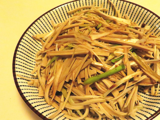 綠豆芽炒前最好用開水汆燙一下去除豆腥味,炒時還要大火快炒.