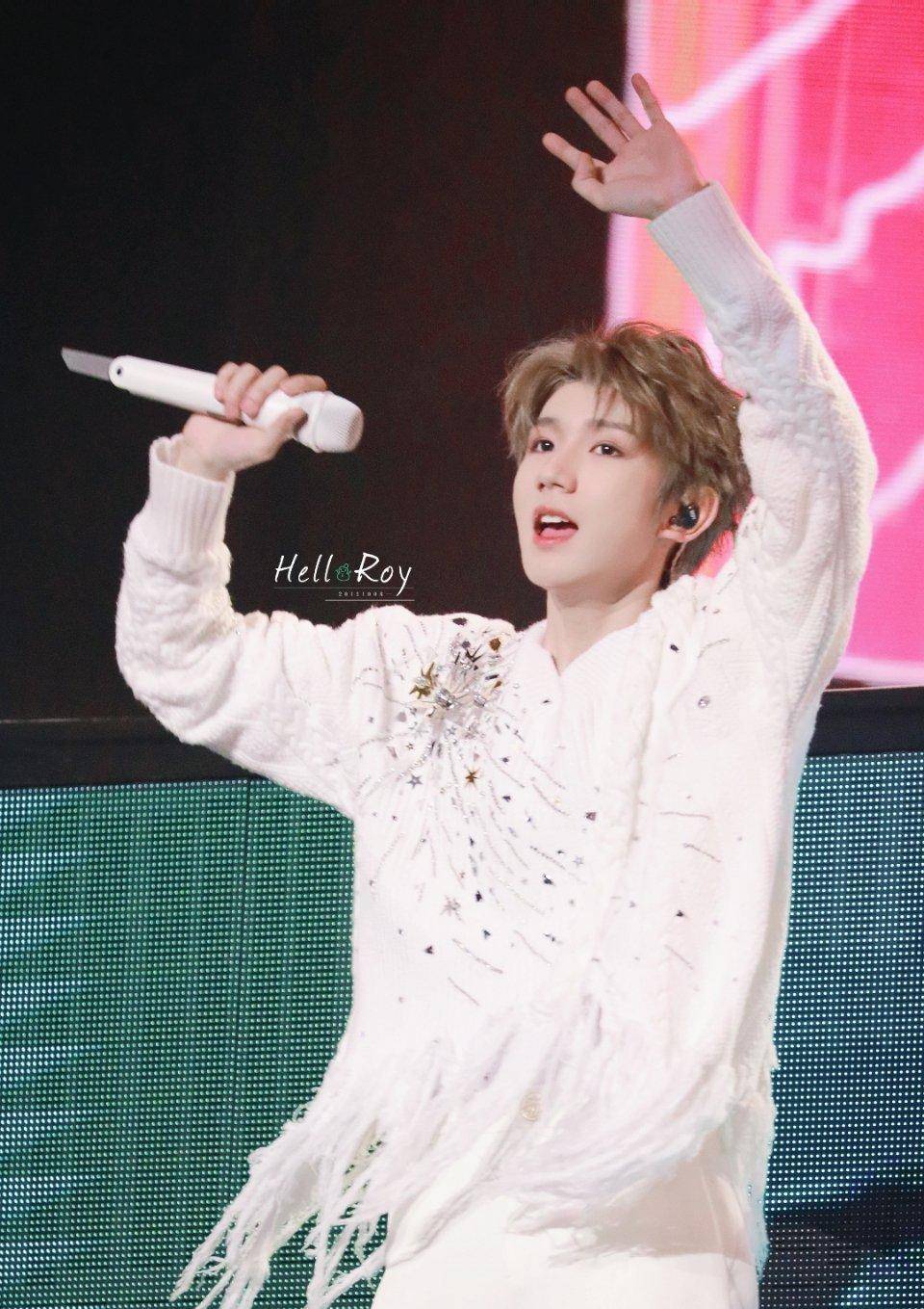 王源《客厅狂欢》巡演重庆站火力全开,舞台魅力不减当年!