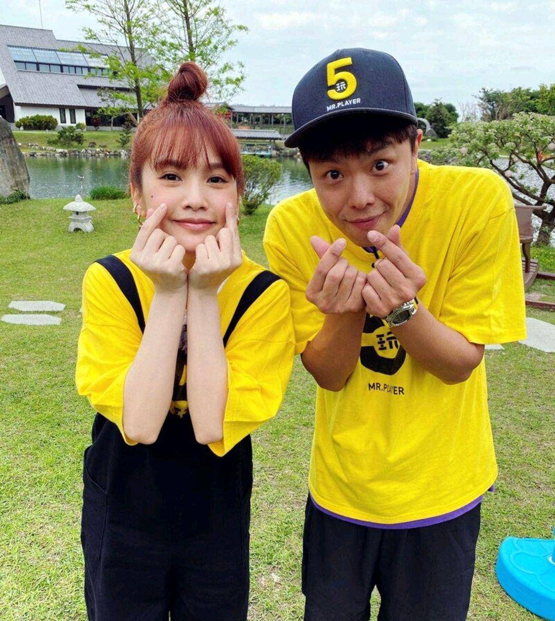 除了黄鸿升的父亲,妹妹和女友峮峮,还有许多演艺圈黄鸿升的好朋友们