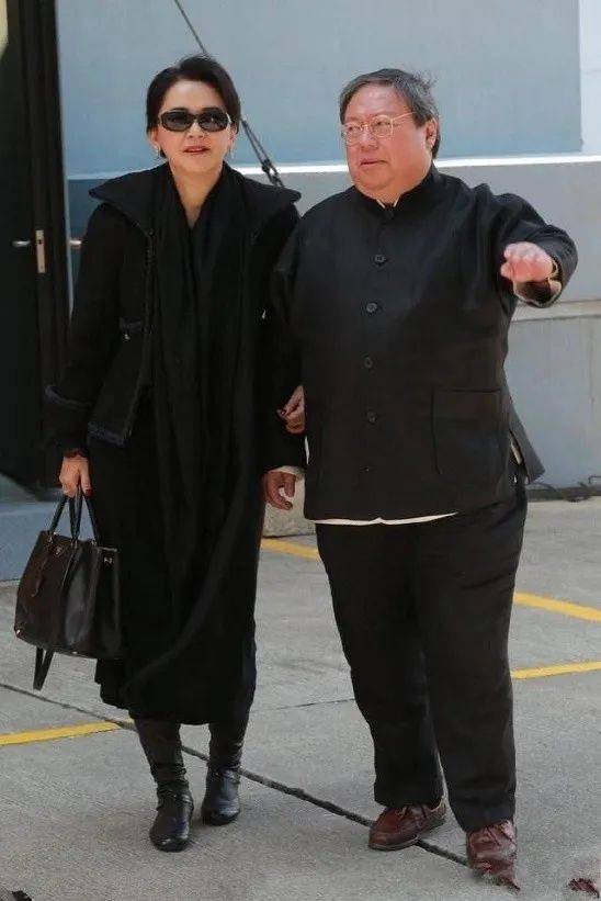 米雪跟胡慧中合影,素颜才发现两人天生丽质,脸粗糙皱纹多但原生态越看