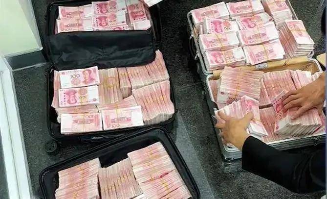 "文海交代,为了怕正直的父亲发现,他刚进门就谎称这些纸箱里都是书