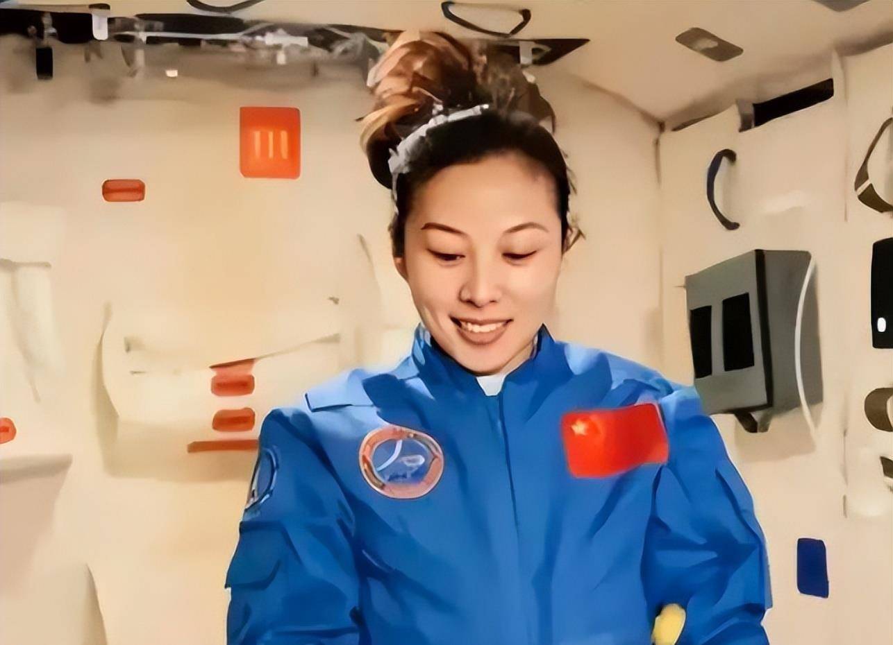 "摘星星"的航天员王亚平,凯旋后首次发朋友圈,网友直呼破防了_女生