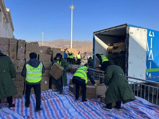 76万片卫生巾,20万片纸尿裤,lovekins捐赠物资抵达震区_积石山_女性