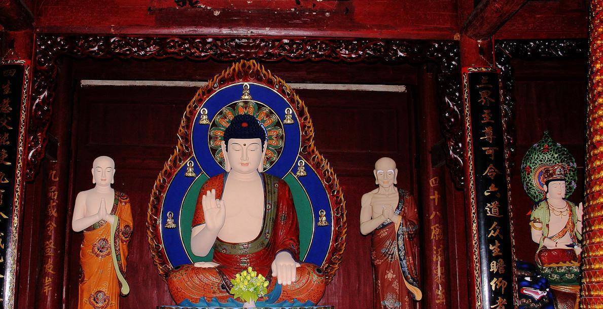 传说甘露岩寺以前就是一个小寺庙,这里供奉着一尊送子观音像,但是小庙