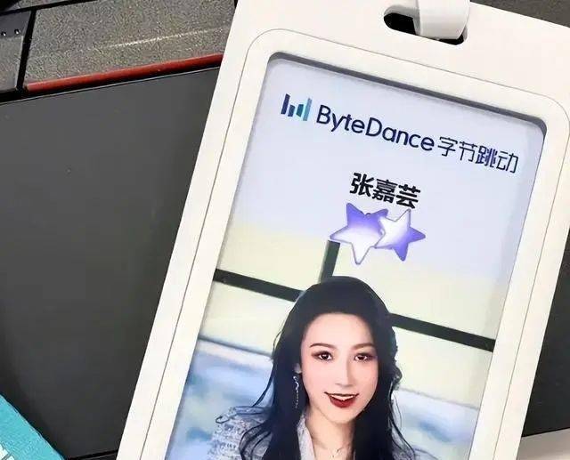 舅舅是陈佩斯,外公是影帝,爸爸是国家一级演员,她却甘愿当网红_张家云