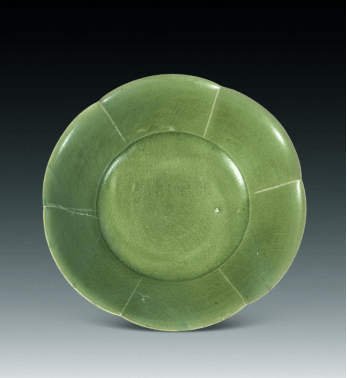 越窑秘色瓷,又被称为秘瓷,秘色越器,名字最早出现在晚唐诗人陆龟蒙的