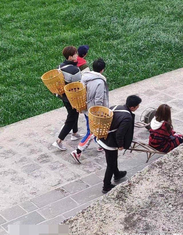 《哈哈农夫》村花杨超越进村大展身手,贾乃亮开怀大笑享受生活_王源