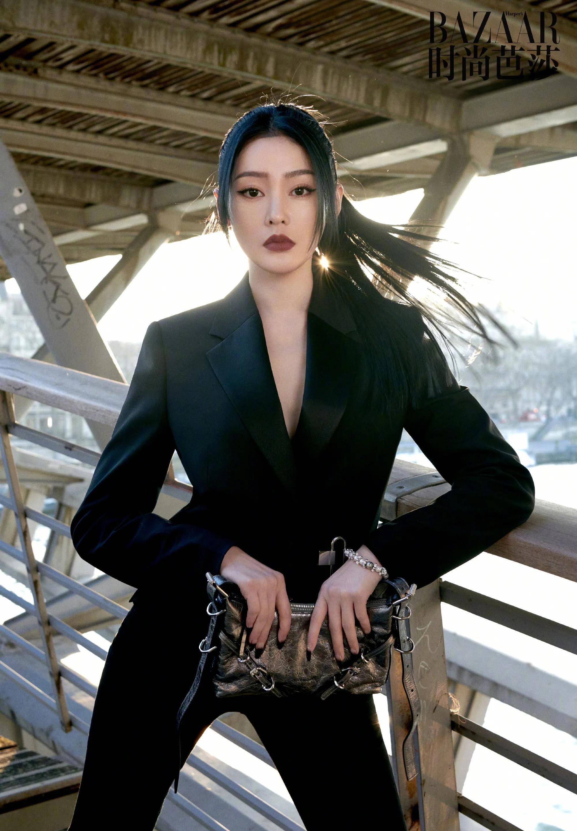 如果你看一下内场的照片,张天爱穿着一套透明的黑色真空服,搭配黑色