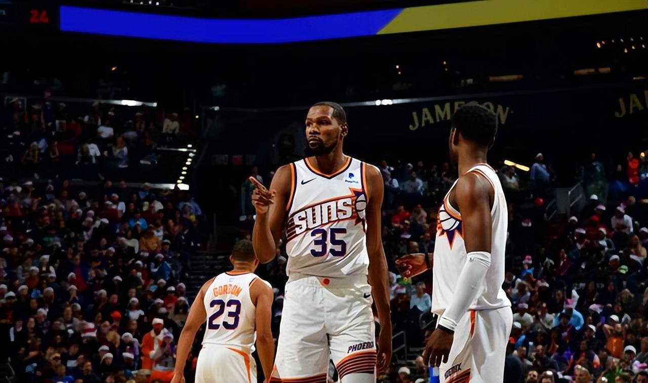 根据之前媒体的报道,杜兰特对于球队现在的状况非常不满意,情绪相当