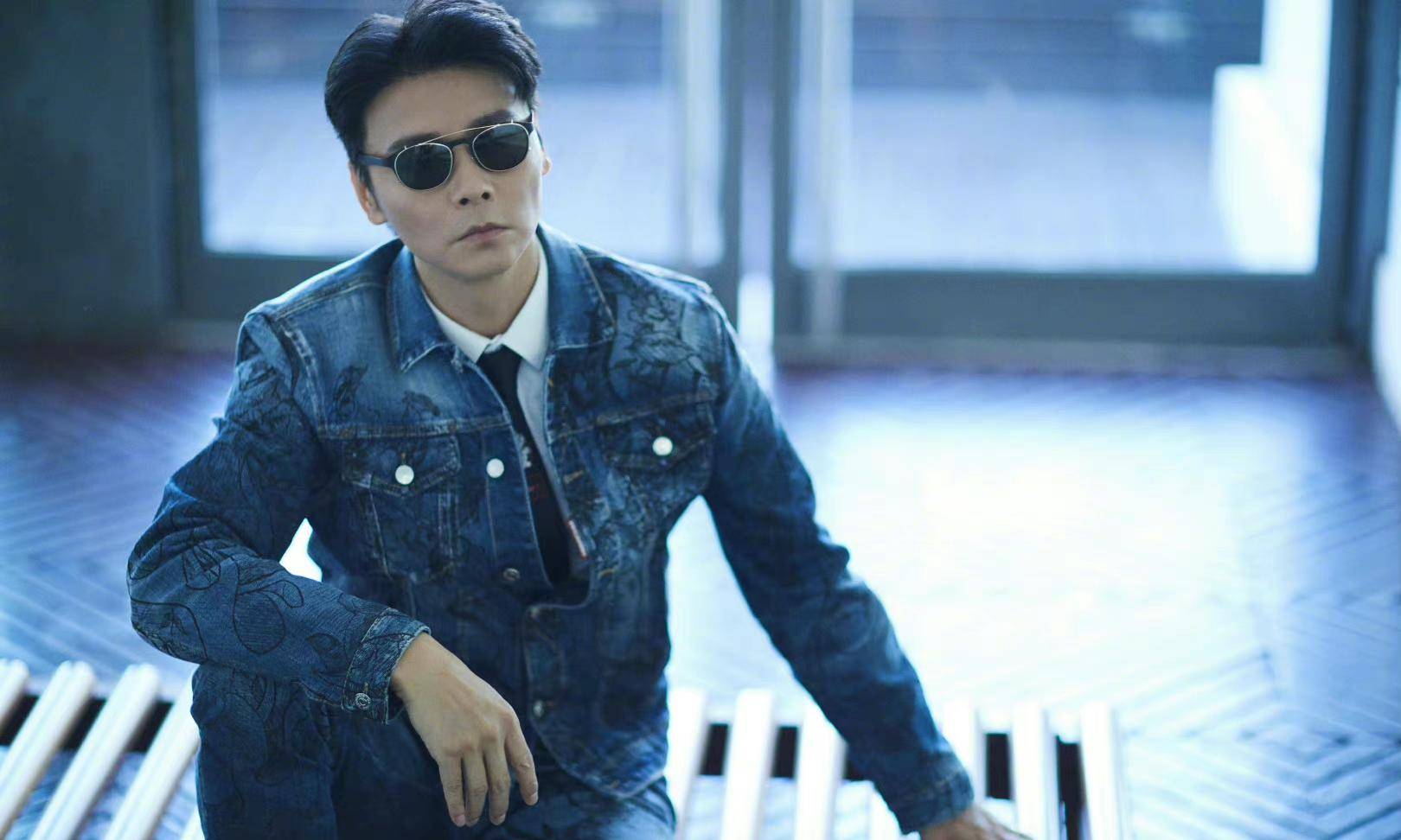 张晋拍戏受伤住院,对着镜头比耶展现出真男人一面_动作_网友_指导