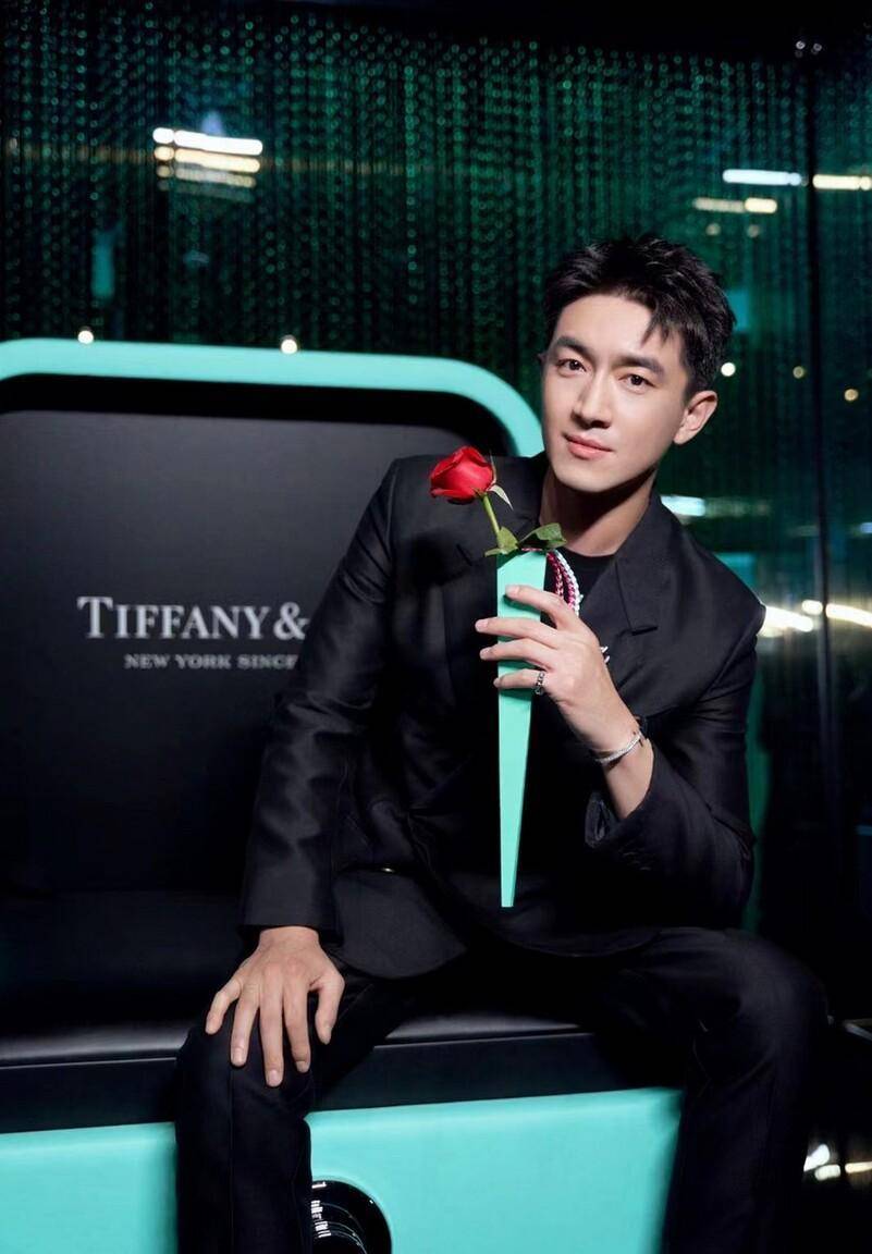 林更新出席蒂芙尼珠宝活动,照片中看起来很漂亮_时尚_风格_黑色