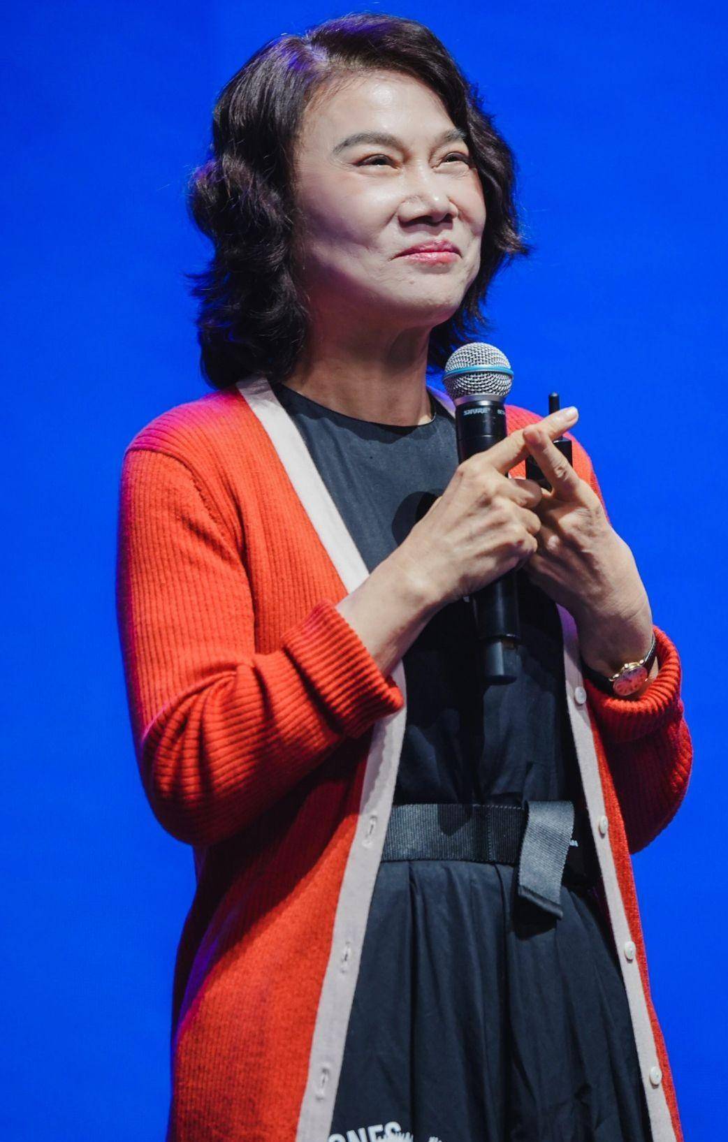 被认真打扮的董明珠惊艳到:短发微卷,穿衣色不过三,越老越洋气_发型