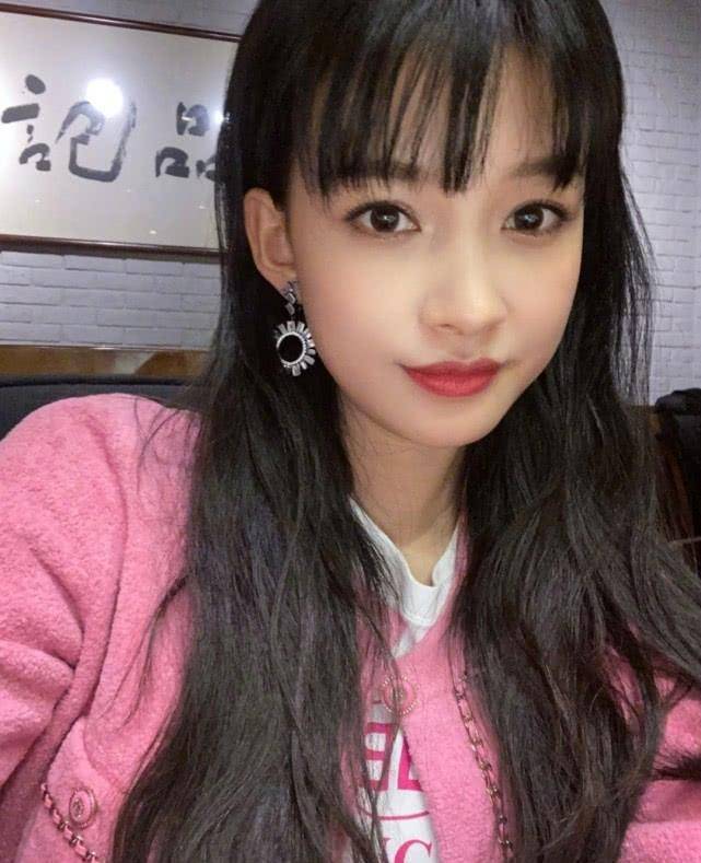 李沁戴头巾晒自拍秒变林婉儿,羞涩躲墙后只露一只眼睛,却意外撞脸