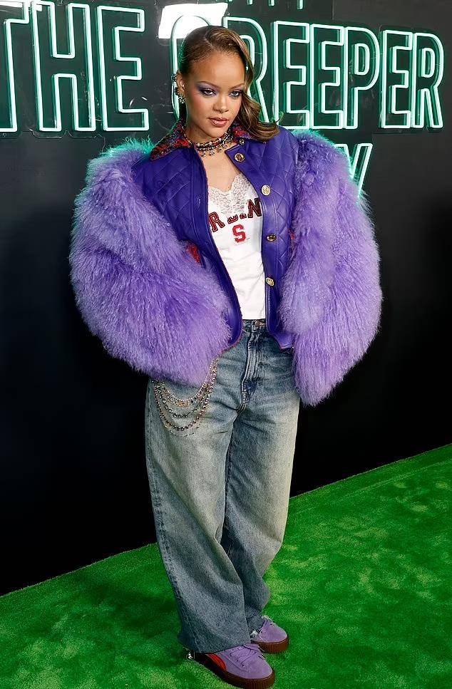 蕾哈娜红毯新装,用白背心配紫外套定义独特的时尚态度?