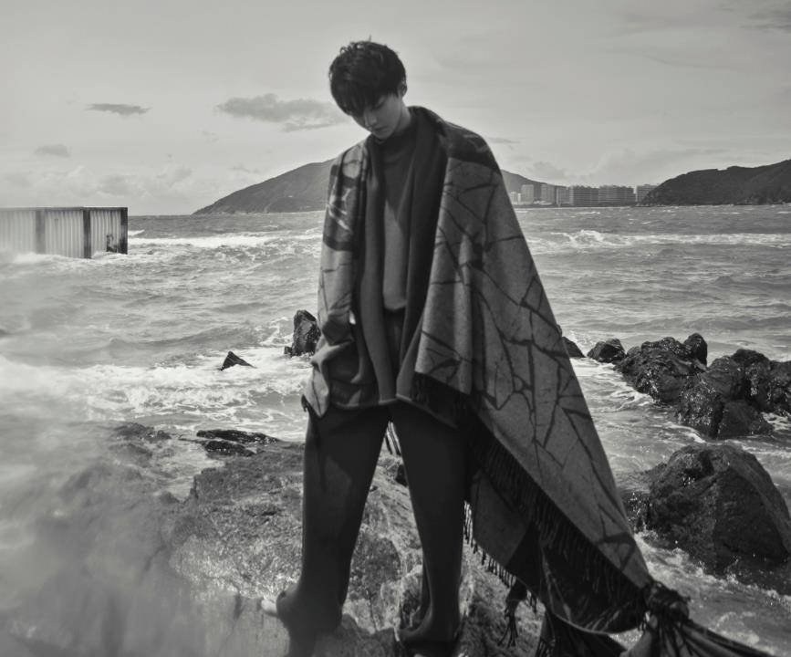 22岁王俊凯悄咪咪变了模样,海边氛围大片判若两人,帅到不敢认_少年