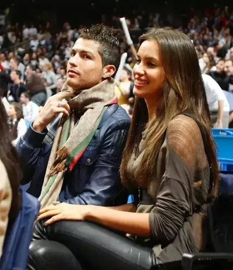 37岁c罗饮恨卡塔尔世界杯,前女友正在t台走秀,分手7年差距增大_伊莲娜