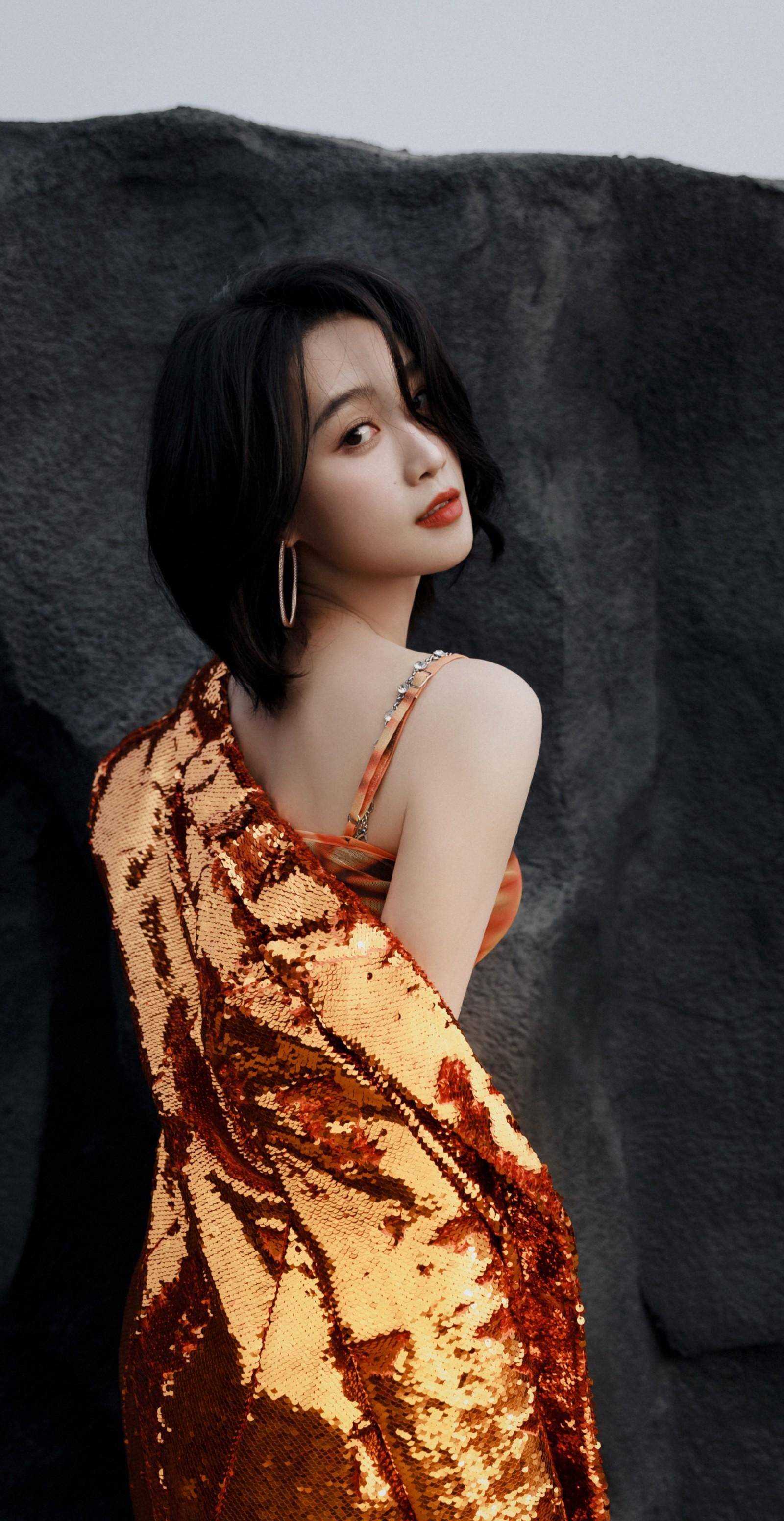 蓝盈莹虎纹短裙造型好辣,展现曼妙身姿,演绎沙漠狂花_身材_目光_野花