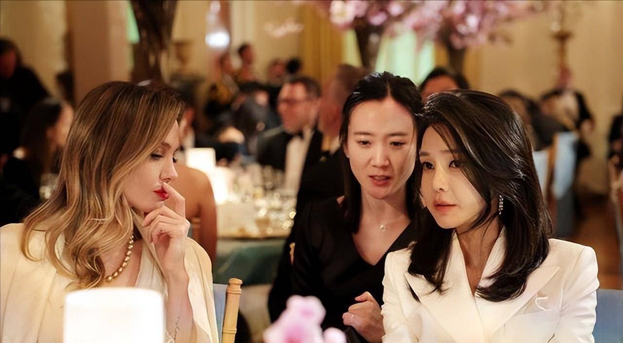 这位韩国女子终于遇到了对手,她穿着和朱莉一样的白衣,气场却还是截然