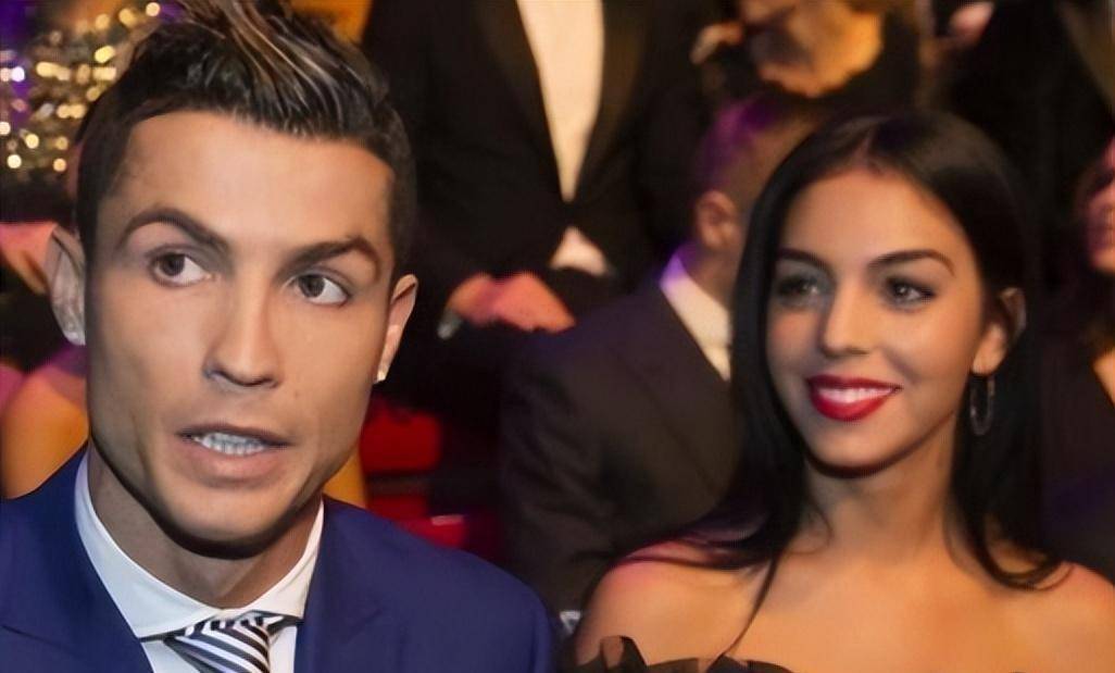 37岁c罗饮恨卡塔尔世界杯,前女友正在t台走秀,分手7年差距增大_伊莲娜