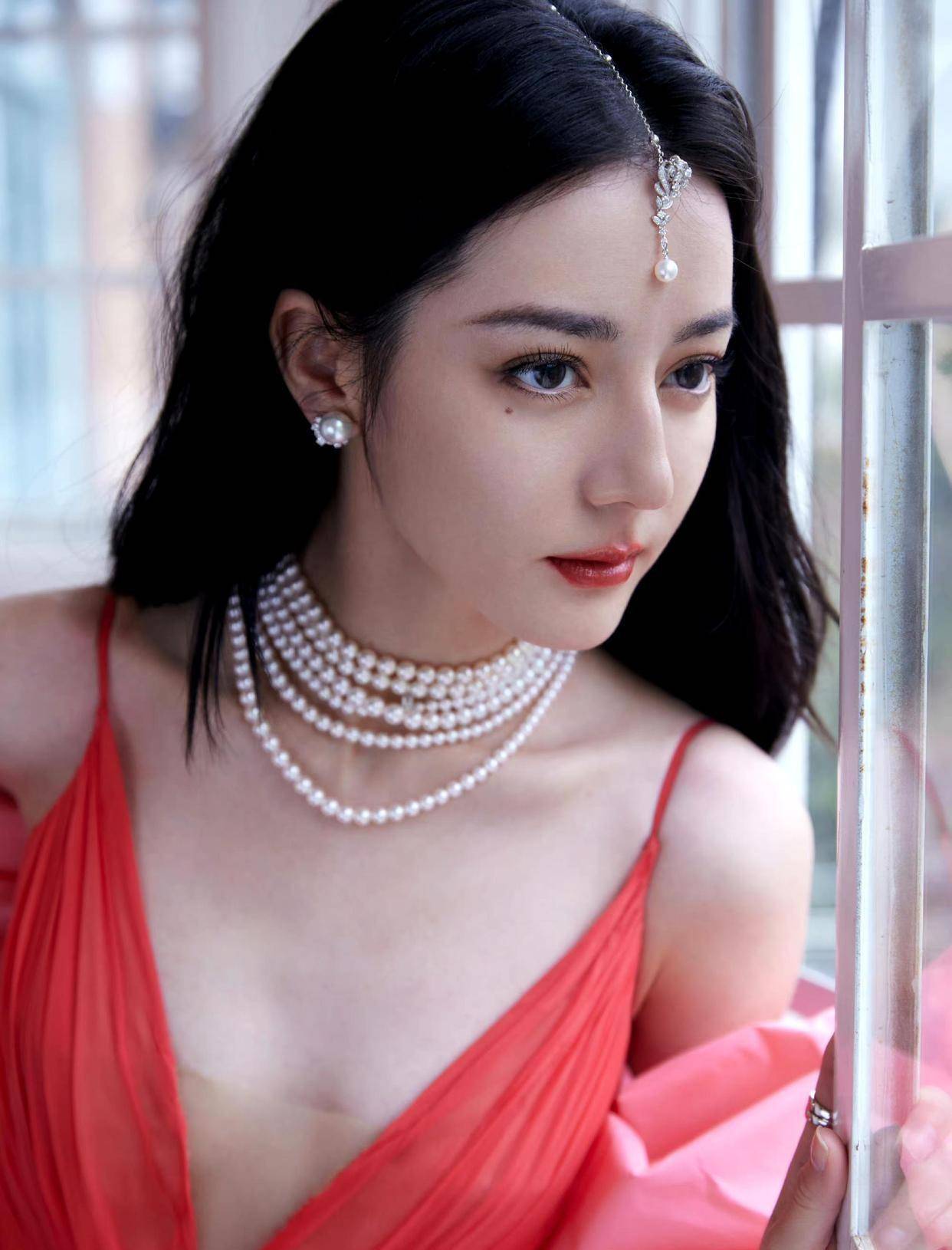 迪丽热巴微博之夜亮相,身穿粉色v字吊带裙,性感华丽甜美少女