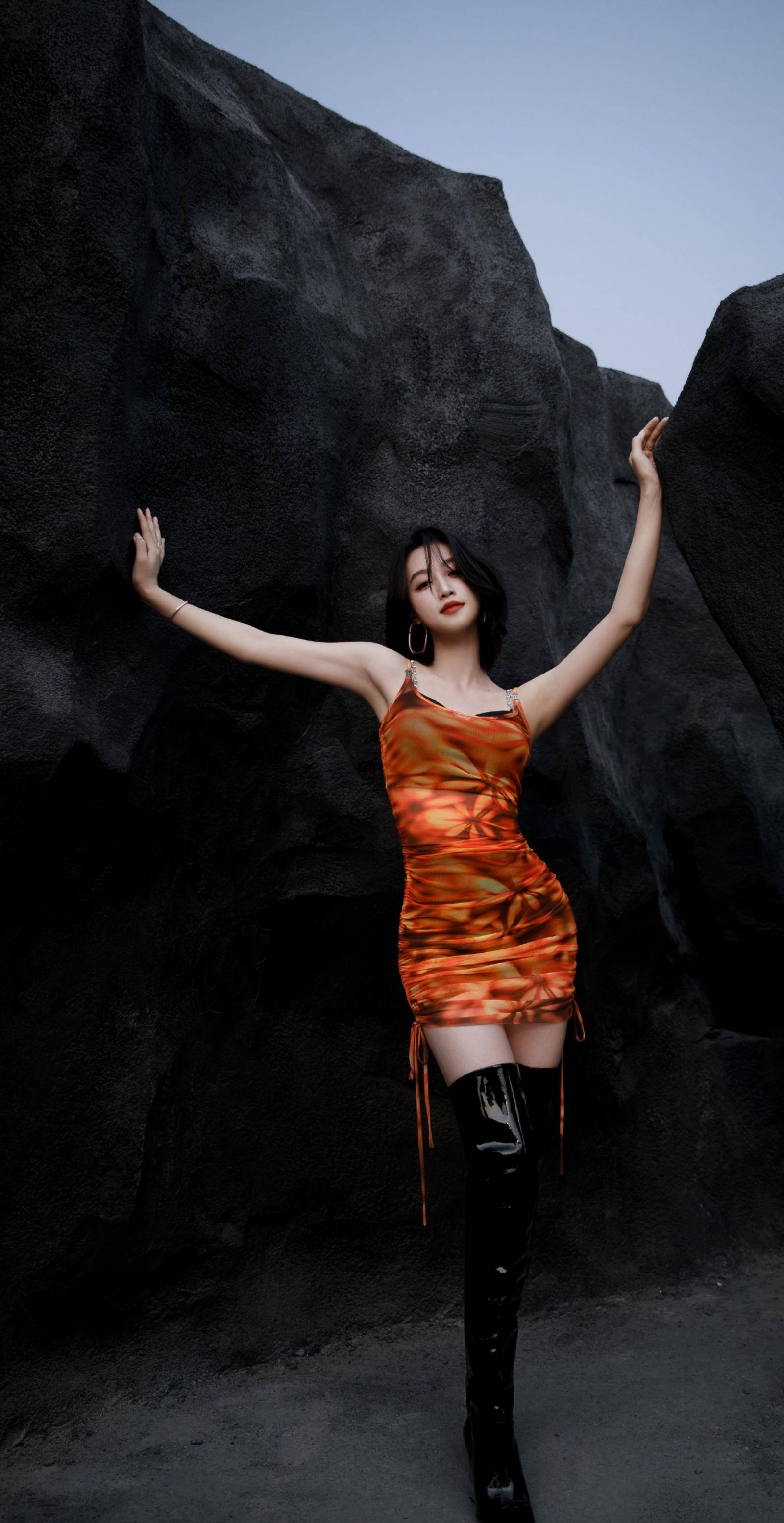 蓝盈莹虎纹短裙造型好辣,展现曼妙身姿,演绎沙漠狂花_身材_目光_野花