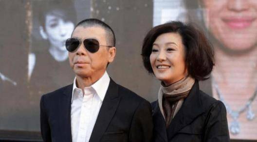 葛优的坦荡爱情,不惧绯闻不忘初心,与妻子相濡以沫34年不离不弃_贺聪