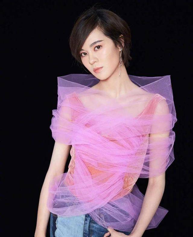 想象一下,八岁那年的一个傍晚,年轻的郁可唯站在阳台上,对着夕阳大声