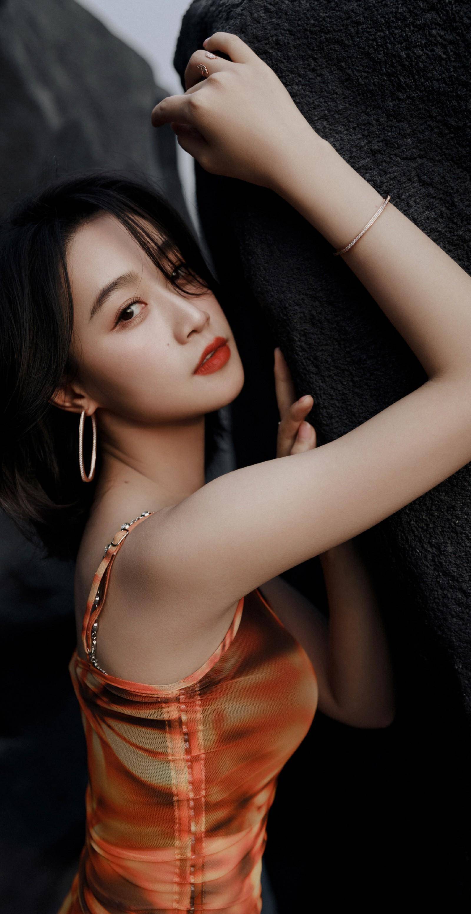 蓝盈莹虎纹短裙造型好辣,展现曼妙身姿,演绎沙漠狂花