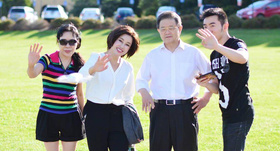 刘晓庆与四婚老公街头散步,王晓玉贴心替太太掸雪,眼神中满是爱_丈夫