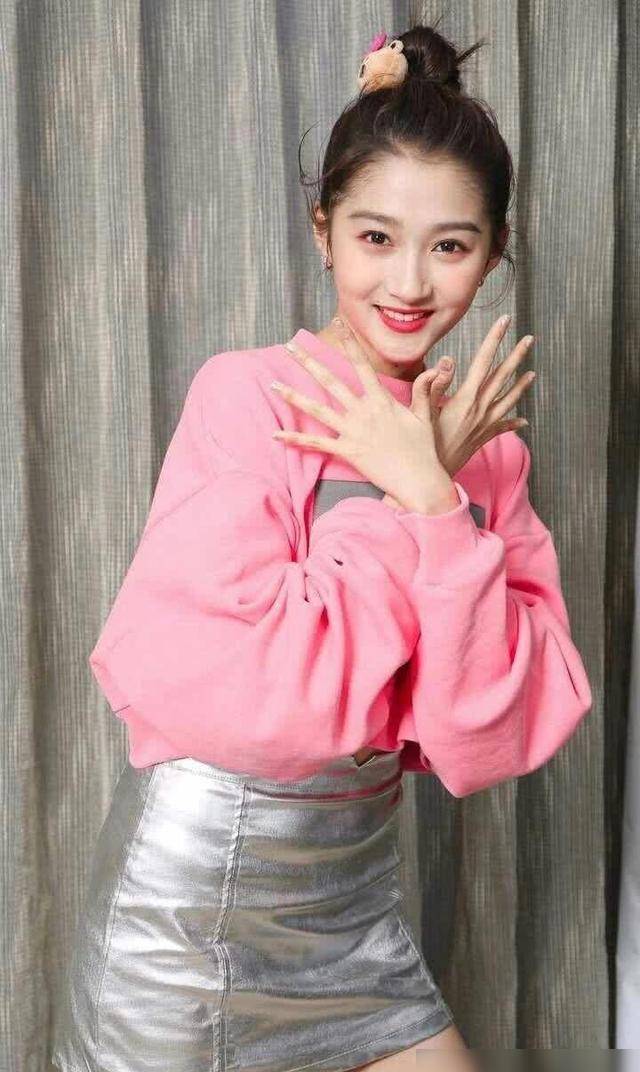 22岁关晓彤碰上38岁李小璐,两人撞衫,清纯还是网红一目了然!