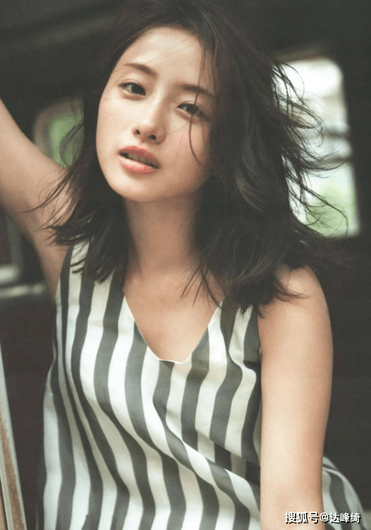 石原里美以其出色的演技获得了广大观众的喜爱,成为了娱乐圈的一颗