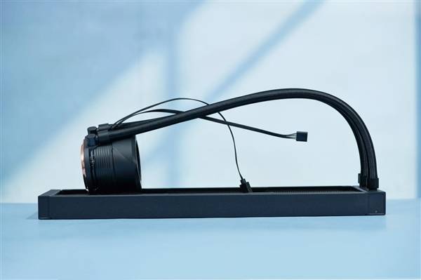 全彩屏可播放**！技嘉水雕II 360水冷散热器图赏(图1)