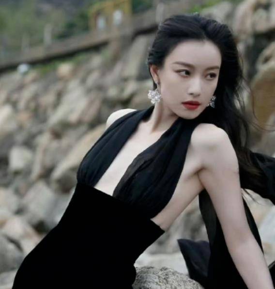 倪妮穿低胸裙露到了肚子,35岁韵味十足,才没有一股子风尘味!