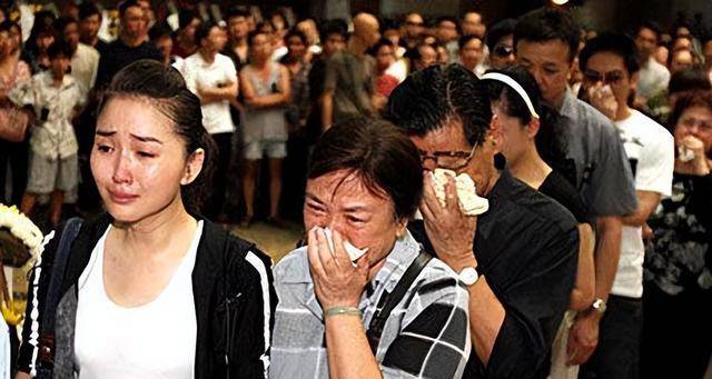 老照片:2006年,郭昶葬礼现场,潘结和虎艳芬泣不成声,哭成泪人_故事