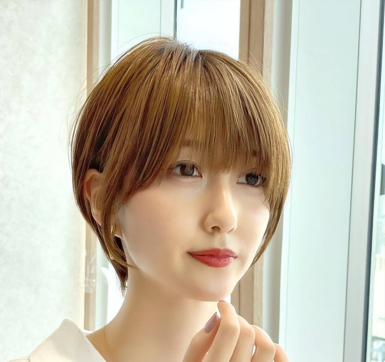 40岁以上长脸女性适合发型大全|如何打造美丽妆容!_头发_额头_要点