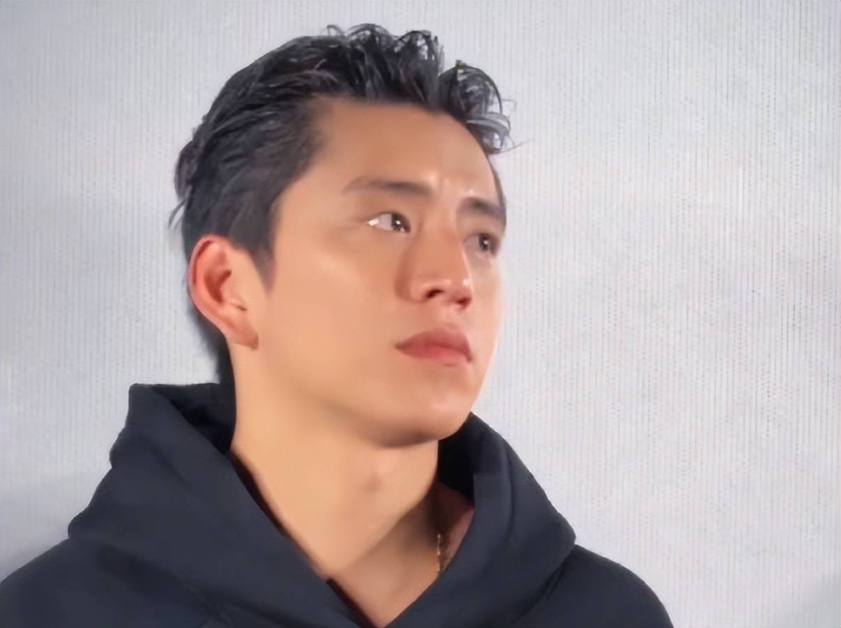 王大陆的家庭背景优越,他的父亲是一位收藏家,在这样的家庭环境下