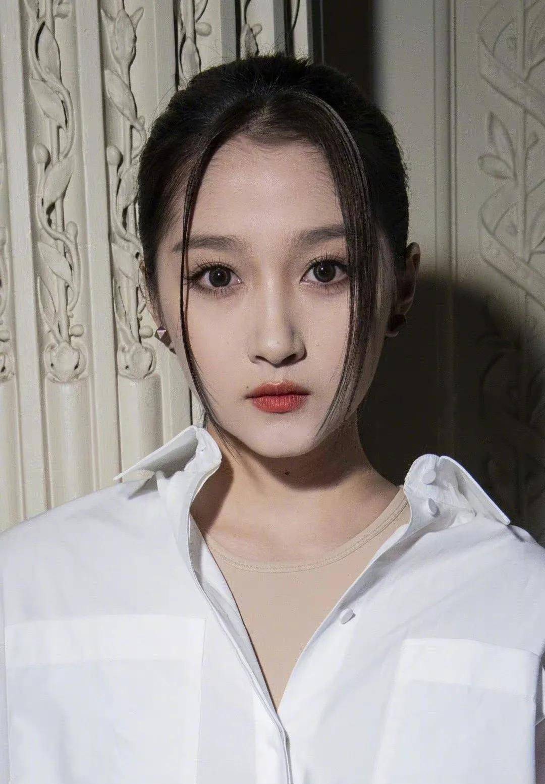 关晓彤巴黎时装周造型,白衬衫秀出大长腿,不过妆容看起来有点老