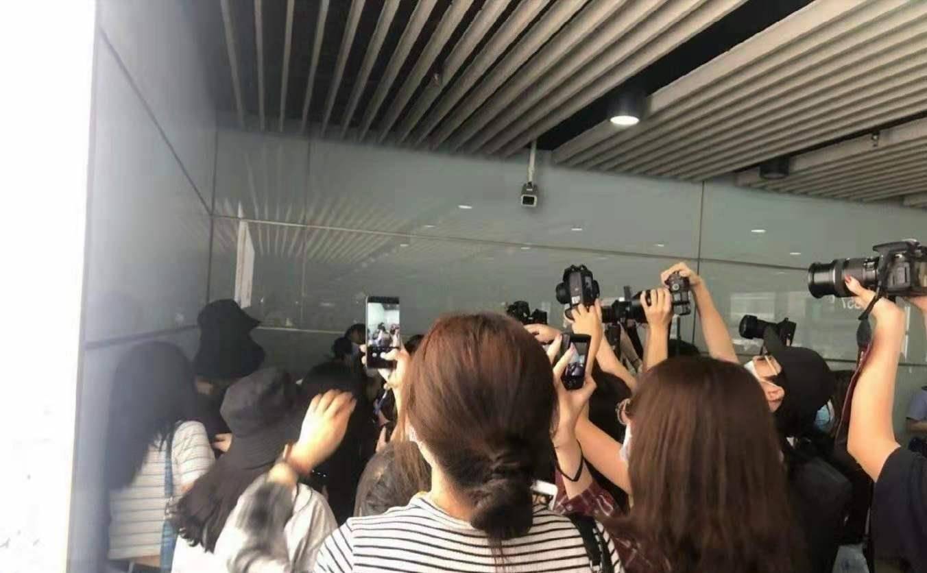 严浩翔被私生粉围堵在车内,敲窗回击粉丝,这个行为太敢了_非法_照片