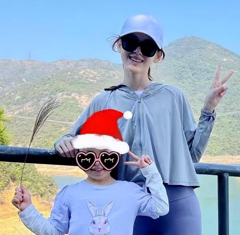 章泽天女儿近照!