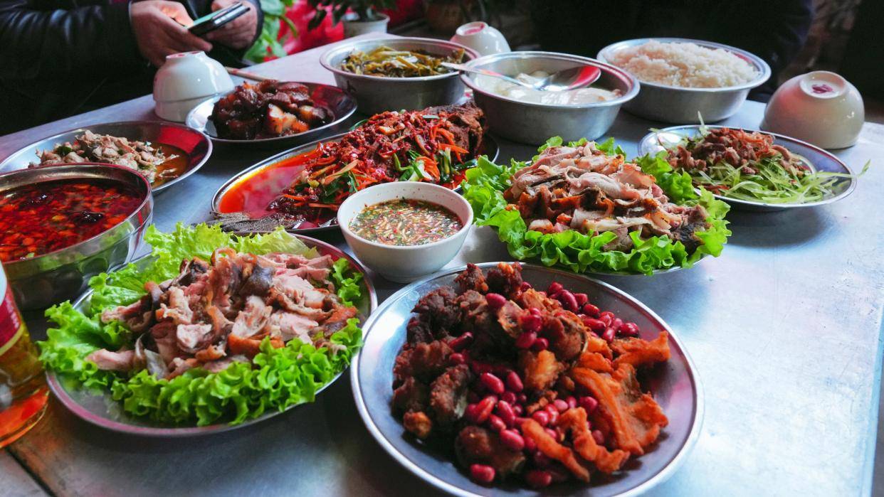 吃年猪饭的时候云南乡村家家户户杀年猪寒冬腊月,春节将至又到了