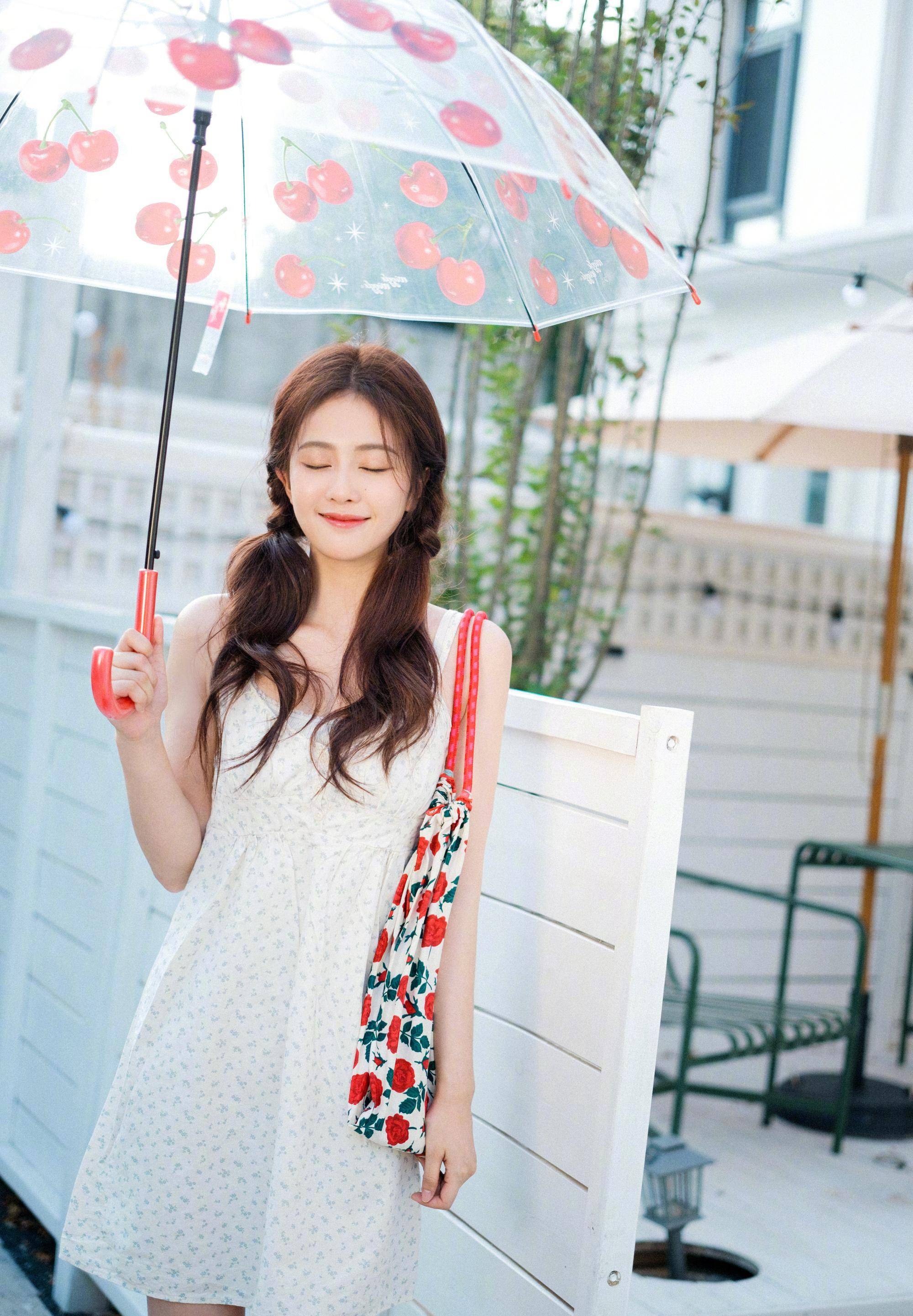 白鹿穿私服显得清新,身穿吊带裙的她俏丽又甜美,充满了初夏的气息